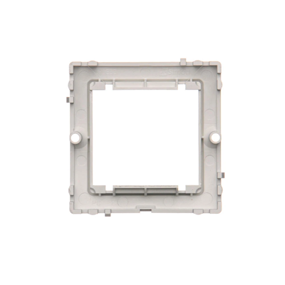 Adaptér pro standardní vybavení 45 × 45 mm. Montáž do krabice pomocí šroubů; matná stříbrná