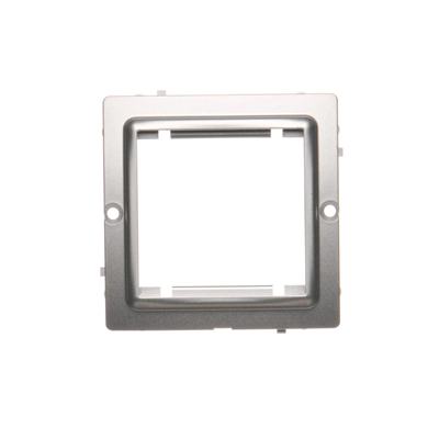 Adaptér pro standardní vybavení 45 × 45 mm. Montáž do krabice pomocí šroubů; matná stříbrná