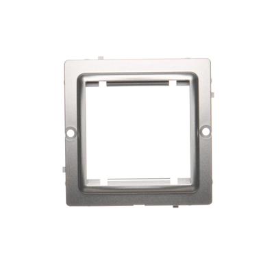 Adattatore per attrezzatura standard 45×45 mm. Montaggio alla scatola con viti; argento opaco