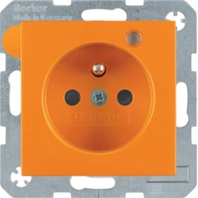 B. Prise SQUARE avec mise à la terre et LED de contrôle avec protection accrue contre les contacts orange mat