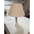 Bílá stolní lampa