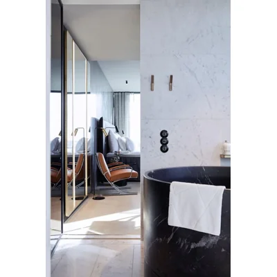 Black, glossy swivel plate