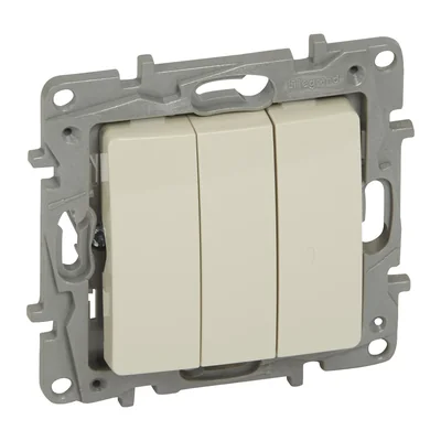 Conector triple, color crema.