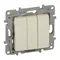 Conector triple, color crema.