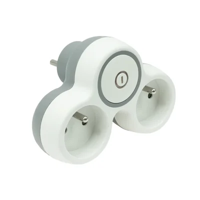 Divisor de doble enchufe con interruptor de puesta a tierra.