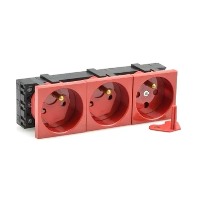 Enchufe triple 45x45 con cerradura y llaves rojas.