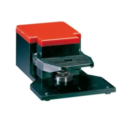Interruttore a pedale KG100S11. Senza coperchio. 1 contatto NA + 1 contatto NC a scatto.