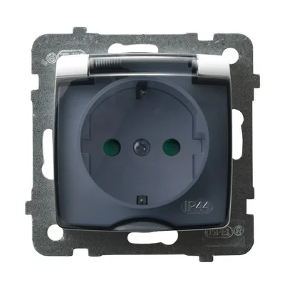 KARO Gniazdo bryzgoszczelne z uziemieniem biały, bez ramki, wyposażone w przesłony torów prądowych, wieczko przeźroczyste.