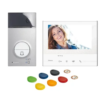KIT PER UNA FAMIGLIA CON VIDEOCITOFONO SMART WI-FI CLASSE 300 (LUCE)