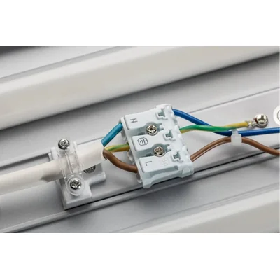 Luminaire LED ZEFIR PRO, 48 W, 4 400 lm, 220-240 V CA, 50/60 Hz, facteur de puissance > 0,9, IRC ≥ 80, IP44, IK06, angle de diffusion 140°, 4 000 K, diamètre 120 cm
