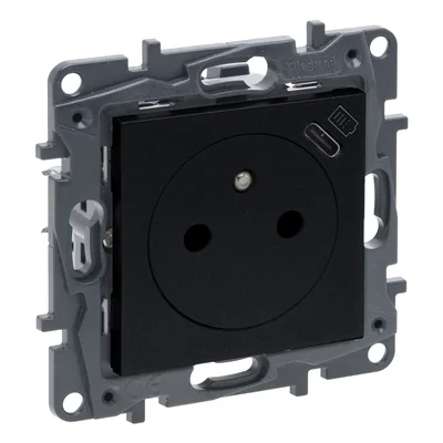 Niloe Step - Presa di corrente 2P+Z con USB tipo C posizionata nella placca, morsetti automatici, con otturatore - nero
