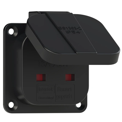Panelová zásuvka, anglická verze, 13A 2P+Z 230V 50/60Hz IP54, boční připojení, příruba 64X64, poniklované kontakty