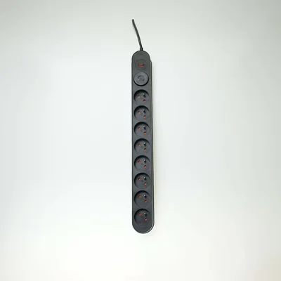 Prodlužovací kabel se systémem přepěťové ochrany, 8 zásuvkami a vypínačem
