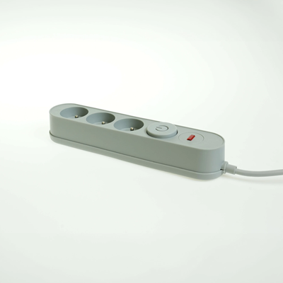Regleta con sistema de protección contra sobretensiones, 3 enchufes e interruptor.