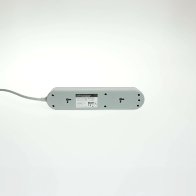 Regleta con sistema de protección contra sobretensiones, 3 enchufes e interruptor.
