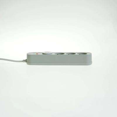 Regleta con sistema de protección contra sobretensiones, 3 enchufes e interruptor.