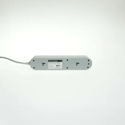 Regleta con sistema de protección contra sobretensiones, 3 enchufes e interruptor.