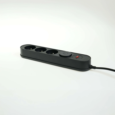 Regleta con sistema de protección contra sobretensiones, 3 enchufes e interruptor.