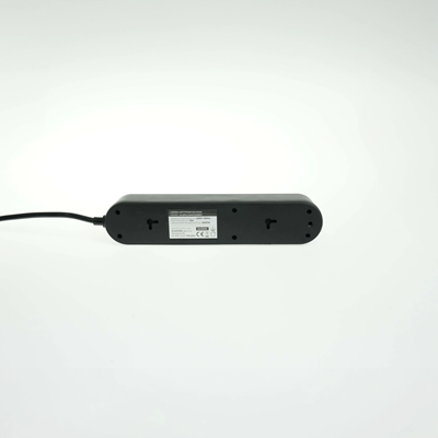 Regleta con sistema de protección contra sobretensiones, 3 enchufes e interruptor.