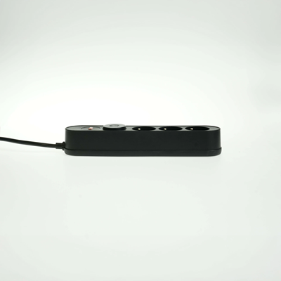 Regleta con sistema de protección contra sobretensiones, 3 enchufes e interruptor.