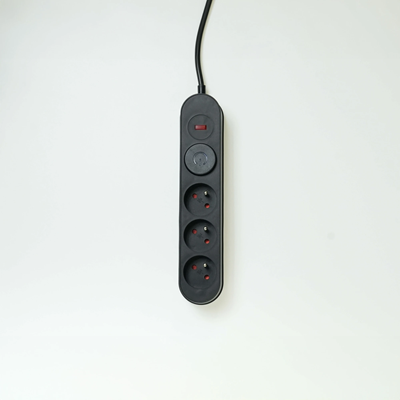 Regleta con sistema de protección contra sobretensiones, 3 enchufes e interruptor.