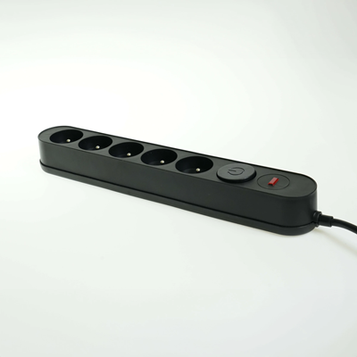 Regleta con sistema de protección contra sobretensiones, 5 enchufes e interruptor.