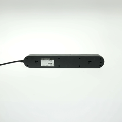 Regleta con sistema de protección contra sobretensiones, 5 enchufes e interruptor.