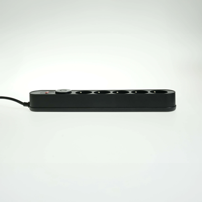 Regleta con sistema de protección contra sobretensiones, 5 enchufes e interruptor.