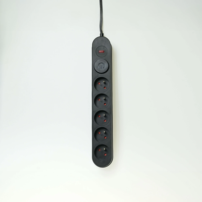 Regleta con sistema de protección contra sobretensiones, 5 enchufes e interruptor.