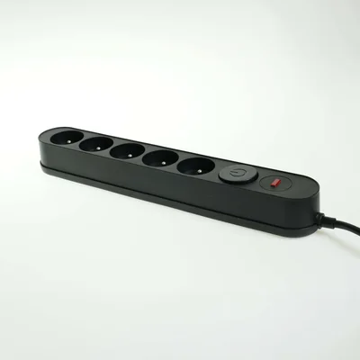 Regleta con sistema de protección contra sobretensiones, 5 enchufes e interruptor.