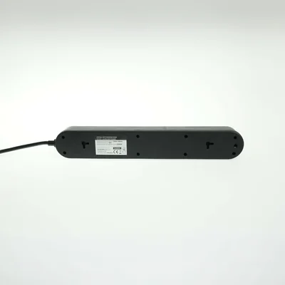 Regleta con sistema de protección contra sobretensiones, 5 enchufes e interruptor.