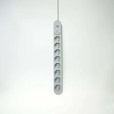 Regleta con sistema de protección contra sobretensiones, 8 enchufes e interruptor.