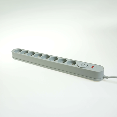 Regleta con sistema de protección contra sobretensiones, 8 enchufes e interruptor.