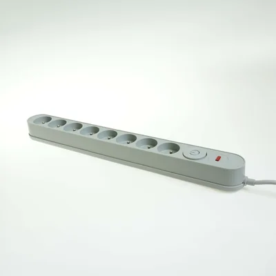 Regleta con sistema de protección contra sobretensiones, 8 enchufes e interruptor.