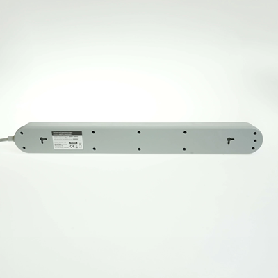 Regleta con sistema de protección contra sobretensiones, 8 enchufes e interruptor.