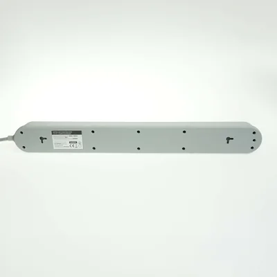 Regleta con sistema de protección contra sobretensiones, 8 enchufes e interruptor.