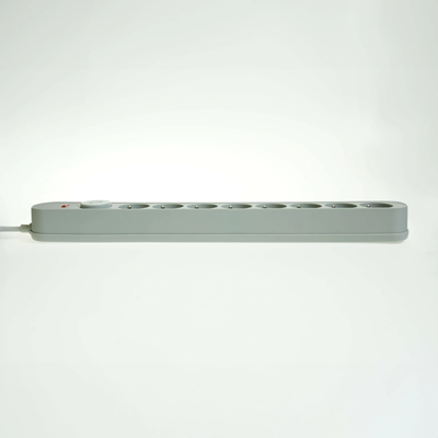 Regleta con sistema de protección contra sobretensiones, 8 enchufes e interruptor.