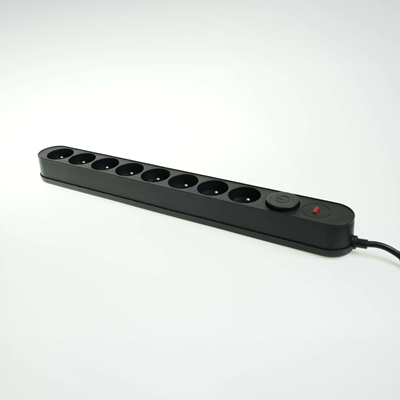 Regleta con sistema de protección contra sobretensiones, 8 enchufes e interruptor.