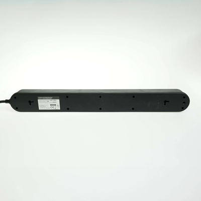 Regleta con sistema de protección contra sobretensiones, 8 enchufes e interruptor.