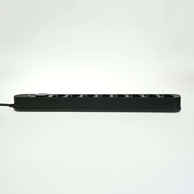 Regleta con sistema de protección contra sobretensiones, 8 enchufes e interruptor.