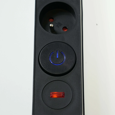 Regleta con sistema de protección contra sobretensiones, 8 enchufes e interruptor.