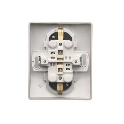 SIMON BASIC Presa con messa a terra, Schuko, doppia, con otturatori per percorsi corrente, argento opaco