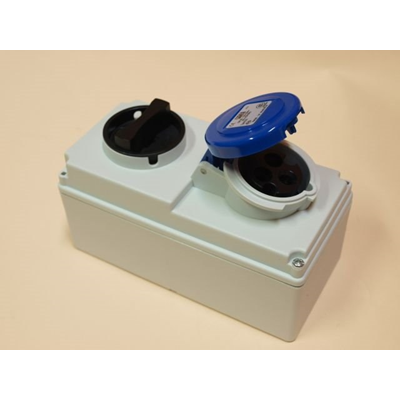 Socket with switch 0-1-large mechanical interlock 16A 230V 2P+Z IP44