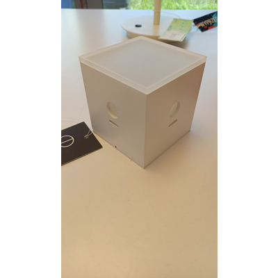 TABLE CUBE Lámpara de mesa expositora blanca